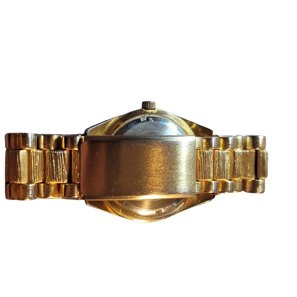 Mens 40mm Geneva Quartz Watch Gold Tone Day Date Beautiful Crystals New Battery - Picture 2 of 7